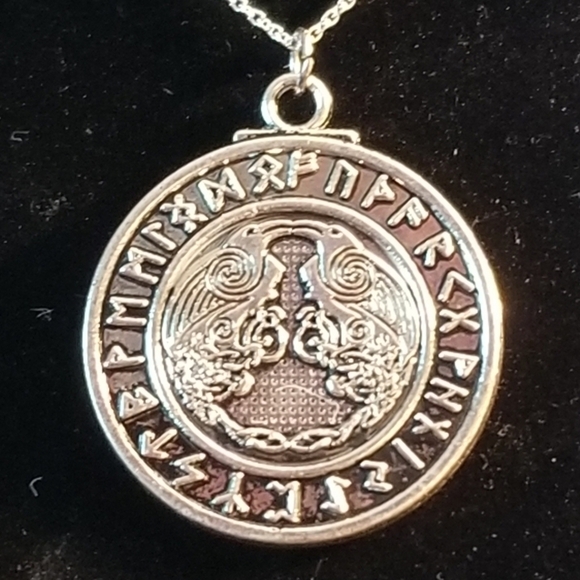 ✴️LAST ONE✴️🐦‍⬛ RAVENS Runes Silver Color Amulet Pendant With Chain - Picture 1 of 2